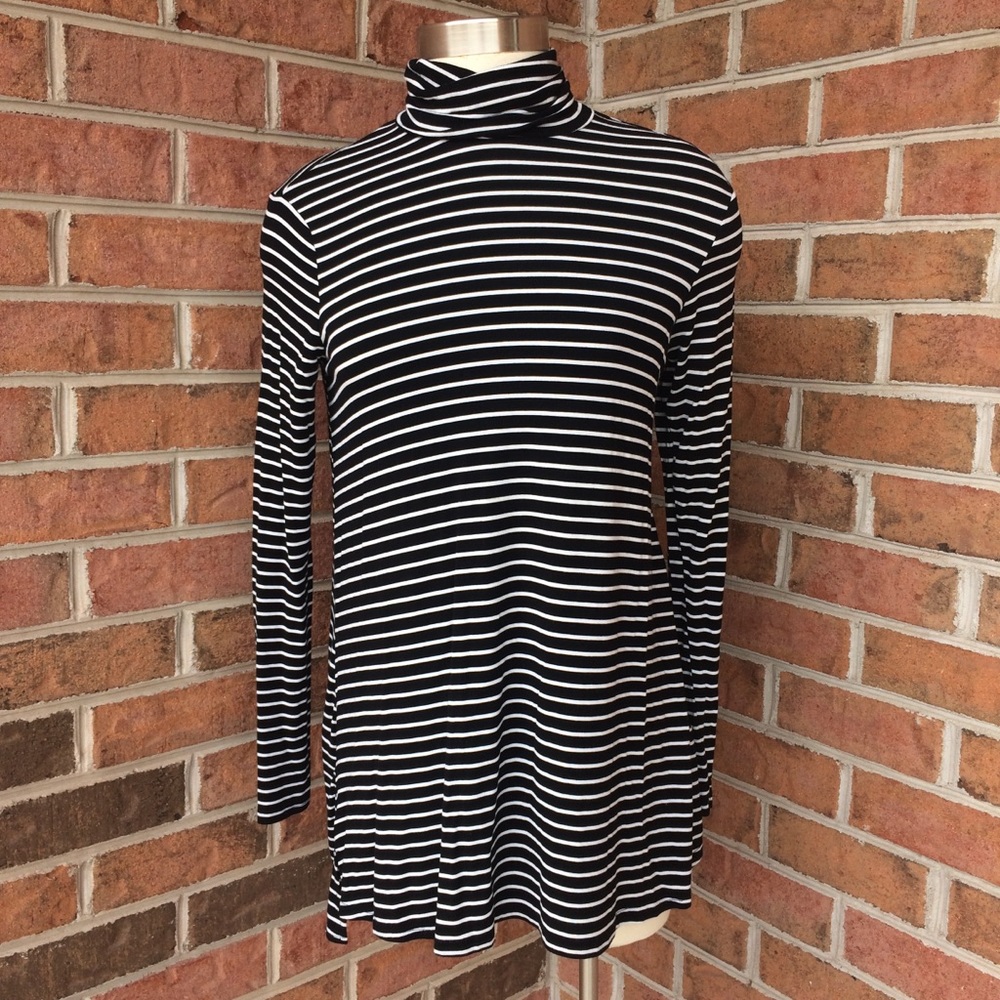 Mossimo black and white long sleeve tunic